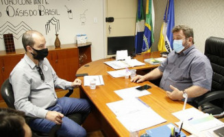 Laudir Munaretto e Diego Zanoni discutem sobre a política habitacional em Dourados; Foto: Luiz Guilherme/CMD