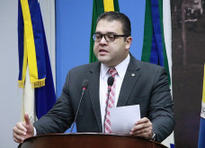 Alan Guedes durante discurso na tribuna livre (Foto: Thiago Morais)