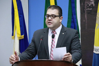Alan Guedes durante discurso na tribuna livre (Foto: Thiago Morais)