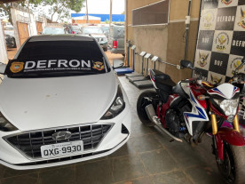 Defron prende mulher com armas, acessório de uso restrito, veículo furtado e drogas em Dourados