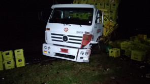Homem morre depois de bater camionete em caminhão carregado de bebida em Itaporã