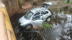 Após provocar vários acidentes, jovem tenta se esconder com carro em baixo de ponte em Dourados