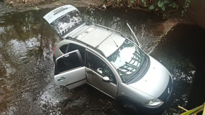 Após provocar vários acidentes, jovem tenta se esconder com carro em baixo de ponte em Dourados