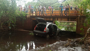 Após provocar vários acidentes, jovem tenta se esconder com carro em baixo de ponte em Dourados