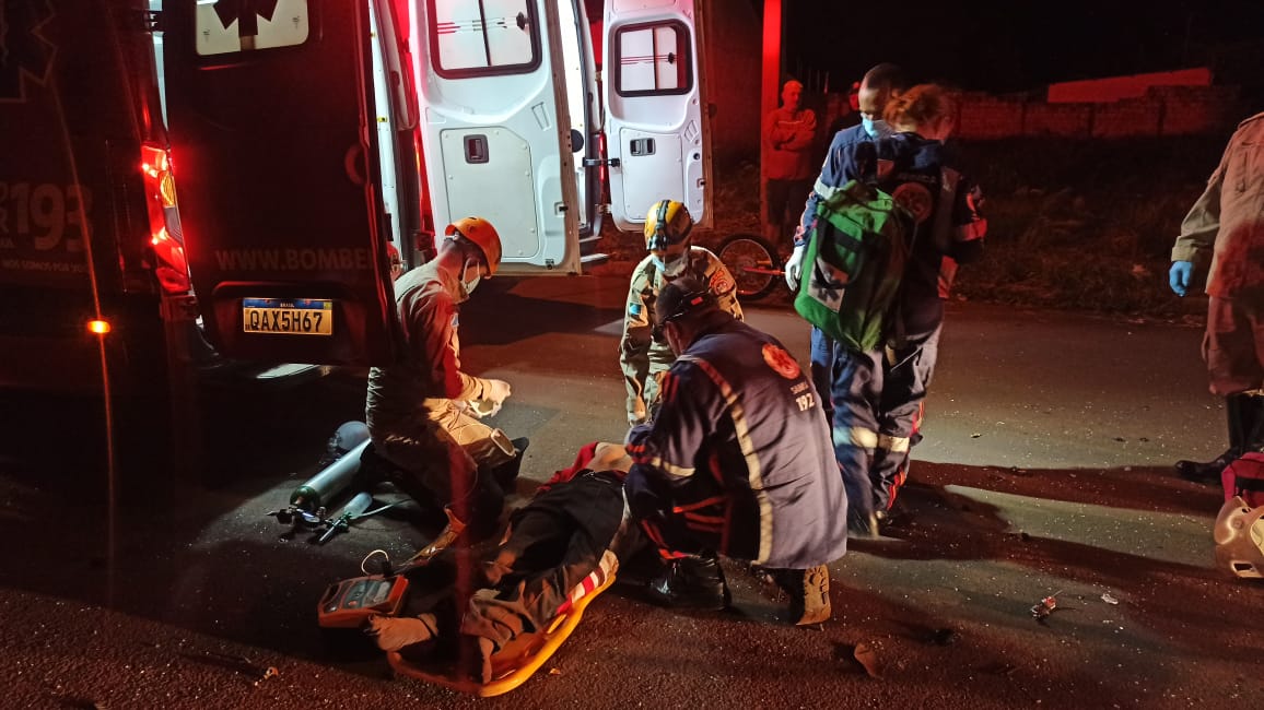 Jovem de moto morre após atravessar preferencial e bater contra um carro em Dourados