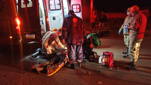 Jovem de moto morre após atravessar preferencial e bater contra um carro em Dourados