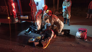 Jovem de moto morre após atravessar preferencial e bater contra um carro em Dourados