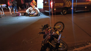 Jovem de moto morre após atravessar preferencial e bater contra um carro em Dourados