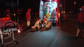 Jovem de moto morre após atravessar preferencial e bater contra um carro em Dourados