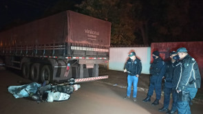 Polícia Civil identifica motociclista que morreu após bater em carreta parada em Dourados