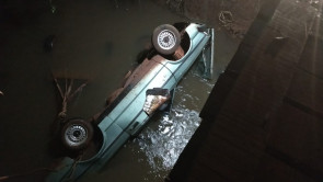 Carro cai em córrego próximo de Vila Vargas e mata uma pessoa e deixa 4 feridos