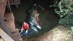 Carro cai em córrego próximo de Vila Vargas e mata uma pessoa e deixa 4 feridos
