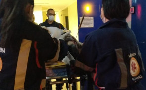 Homem é socorrido ao Hospital da Vida em estado grave com uma faca cravada no olho em Dourados