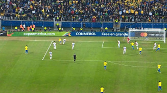 Brasil sufoca o Paraguai em busca do gol, com um homem a mais em campo — Foto: Reprodução