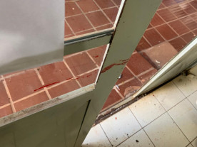 Homem quebra porta de posto de saúde e é detido pela GM