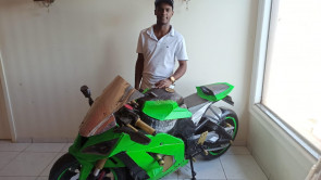 Douradense constrói carro de papelão em tamanho real