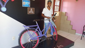 Douradense constrói carro de papelão em tamanho real