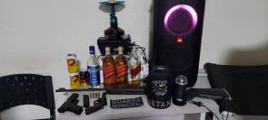 GM e PM acabam com festa clandestina e apreendem revólver, bebida e iluminação em Dourados