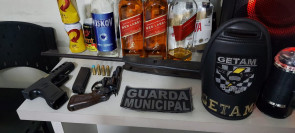 GM e PM acabam com festa clandestina e apreendem revólver, bebida e iluminação em Dourados