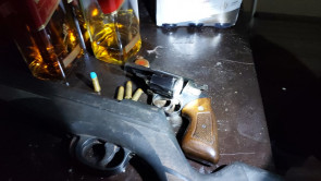 GM e PM acabam com festa clandestina e apreendem revólver, bebida e iluminação em Dourados