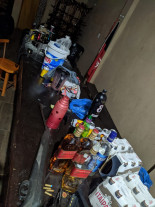 GM e PM acabam com festa clandestina e apreendem revólver, bebida e iluminação em Dourados