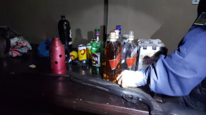 GM e PM acabam com festa clandestina e apreendem revólver, bebida e iluminação em Dourados