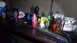 GM e PM acabam com festa clandestina e apreendem revólver, bebida e iluminação em Dourados