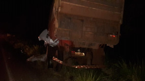 Veículo da secretaria de saúde pega fogo após bater em caminhão e quatro mulheres morrem carbonizadas