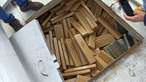 PMR apreende caminhão de ração com 8 toneladas de maconha em Dourados