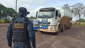 PMR apreende caminhão de ração com 8 toneladas de maconha em Dourados