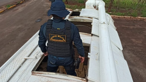 PMR apreende caminhão de ração com 8 toneladas de maconha em Dourados