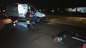 Homem morre ao ser atropelado por carro e moto na BR-163