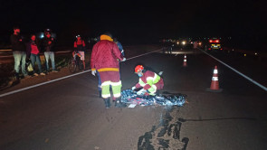 Homem morre ao ser atropelado por carro e moto na BR-163