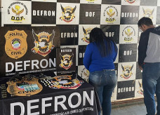 Casal intimidava os vizinhos com as armas apreendidas pela polícia; Fotos: Sidnei Bronka/Ligado Na Notícia