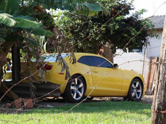 Carro usado na fuga de sobrinho que matou o tio foi encontrado em quintal de residência. (Foto: Henrique Kawaminami)