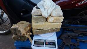 Polícia Militar prende jovem com drogas, armas e munições após assalto em Dourados