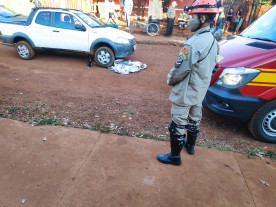 Homem deita no meio da rua e morre após carro passar em cima