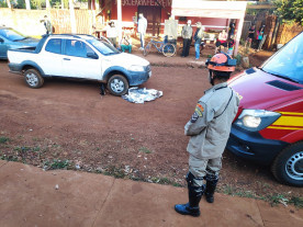 Homem deita no meio da rua e morre após carro passar em cima