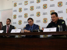 Delegados da PF e PRF durante coletiva hoje, em Campo Grande (Foto: Henrique Kawaminami)