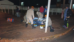 Carro atravessa preferencial e mata motociclista em Dourados
