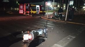 Carro atravessa preferencial e mata motociclista em Dourados