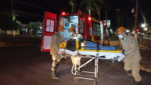 Carro atravessa preferencial e mata motociclista em Dourados