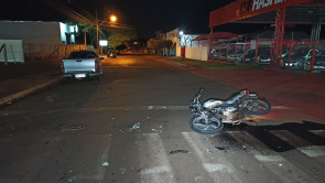 Carro atravessa preferencial e mata motociclista em Dourados