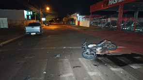 Carro atravessa preferencial e mata motociclista em Dourados