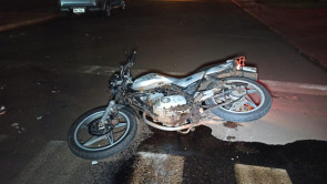 Carro atravessa preferencial e mata motociclista em Dourados