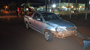 Carro atravessa preferencial e mata motociclista em Dourados