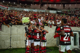 Jogadores do Flamengo comemoram gol junto com a torcida no último jogo da equipe com público; Foto: Alexandre Vidal/Flamengo