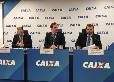 O presidente da Caixa, Pedro Guimarães (centro), durante apresentação do calendário de saques do FGTS — Foto: Laís Lis/G1