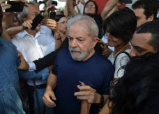 O ex-presidente Lula em São Bernardo do Campo (SP), em 7 de abril de 2018, poucas horas antes de se entregar à Polícia Federal — Foto: Rovena Rosa/Agência Brasil