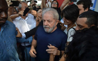 O ex-presidente Lula em São Bernardo do Campo (SP), em 7 de abril de 2018, poucas horas antes de se entregar à Polícia Federal — Foto: Rovena Rosa/Agência Brasil